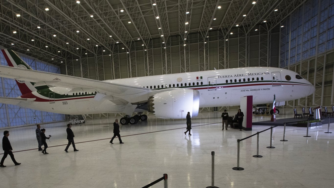Мексико най-накрая продаде нежелания президентски самолет на Таджикистан