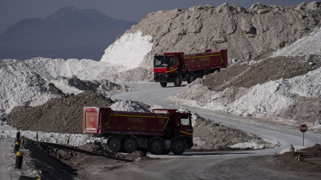 Камиони транспортират сол в мината SQM в пустинята Сан Педро де Атакама, в северно Чили