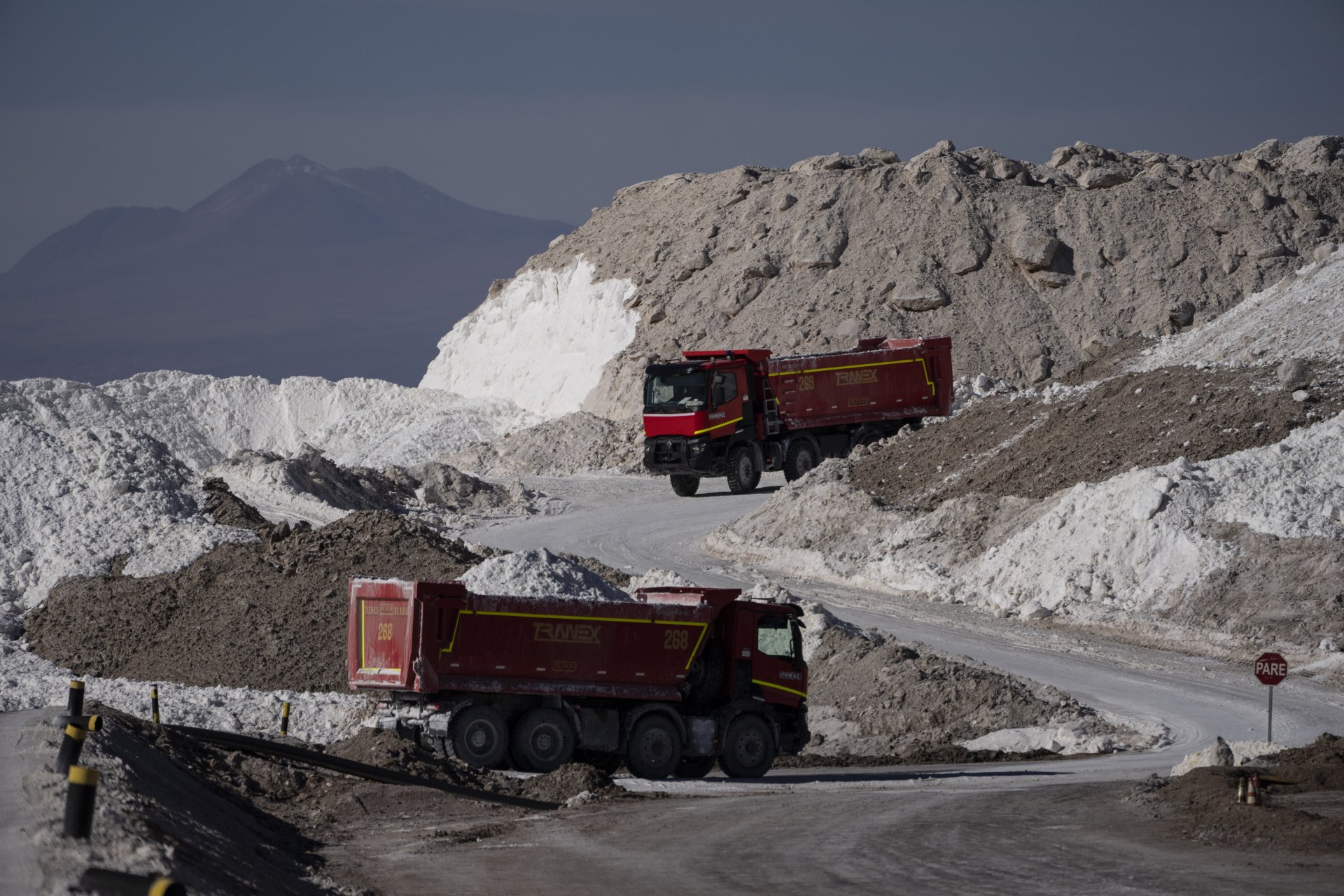 Камиони транспортират сол в мината SQM в пустинята Сан Педро де Атакама, в северно Чили