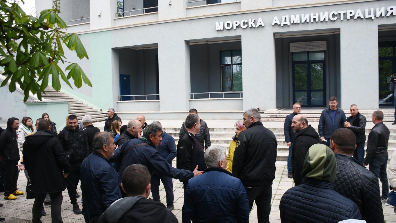 Протест с искане за законен достъп до рибарските пристанища и лодкостоянки (снимки)