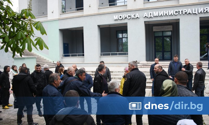 Снимки: Булфото Снимки от протеста В Черноморски изгрев членуват 56