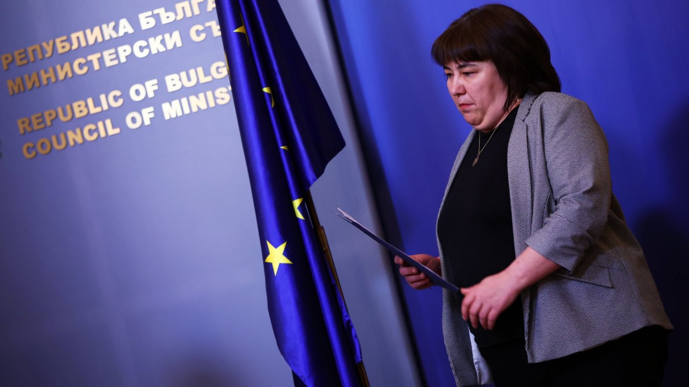 След политически и бизнес отпор Велкова даде заден за ново правило по ЗДДС  