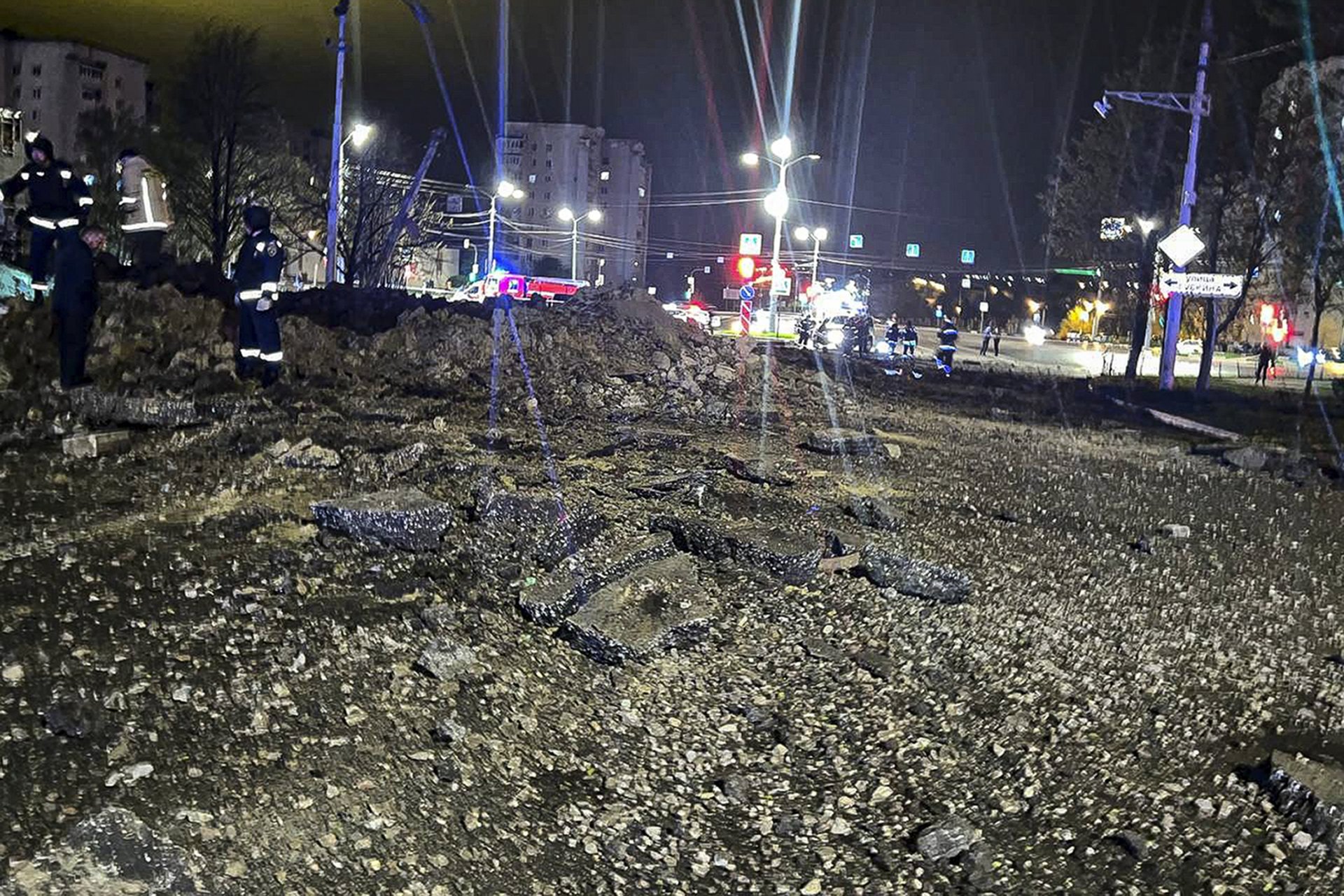 Кратер на мястото на падналата бомба в Белгород, 21 април 2023 г.