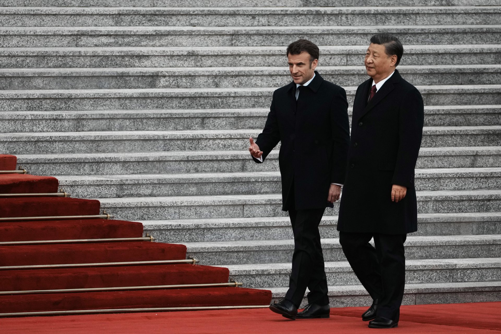 Китайският президент Си Дзинпин посрещна френския президент Еманюел Макрон с официална церемония в Пекин на 6 април 2023 г.