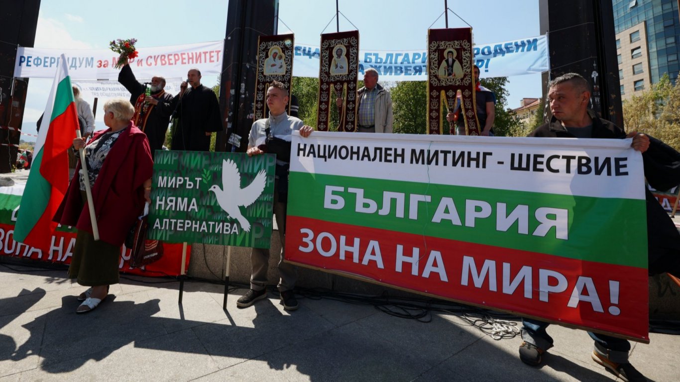 "Поход за мир" с призив за военен неутралитет на България блокира центъра на София (снимки)