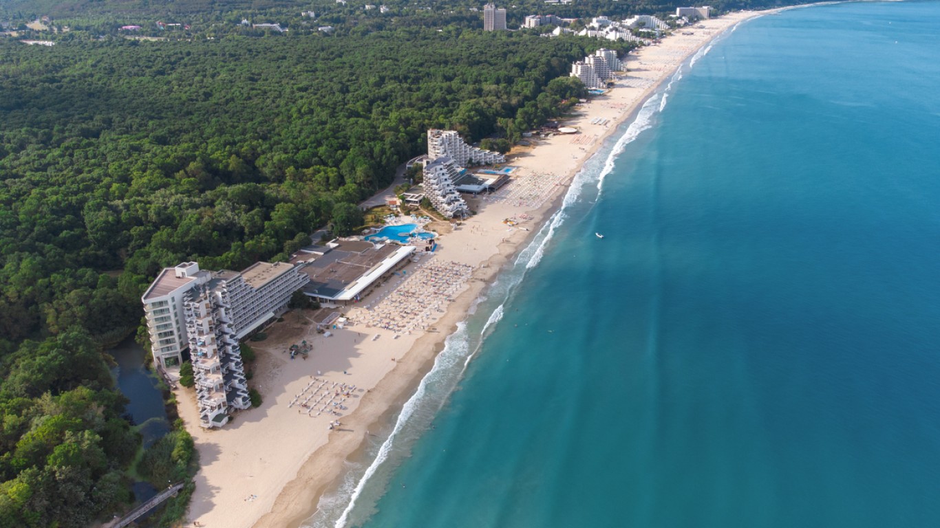 Плажът в курорта "Албена" получи "Син флаг"