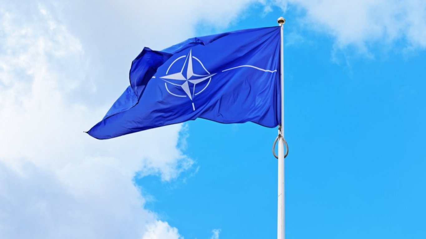 НАТО ще очертае "път на реформи" за присъединяване на Украйна, но без график