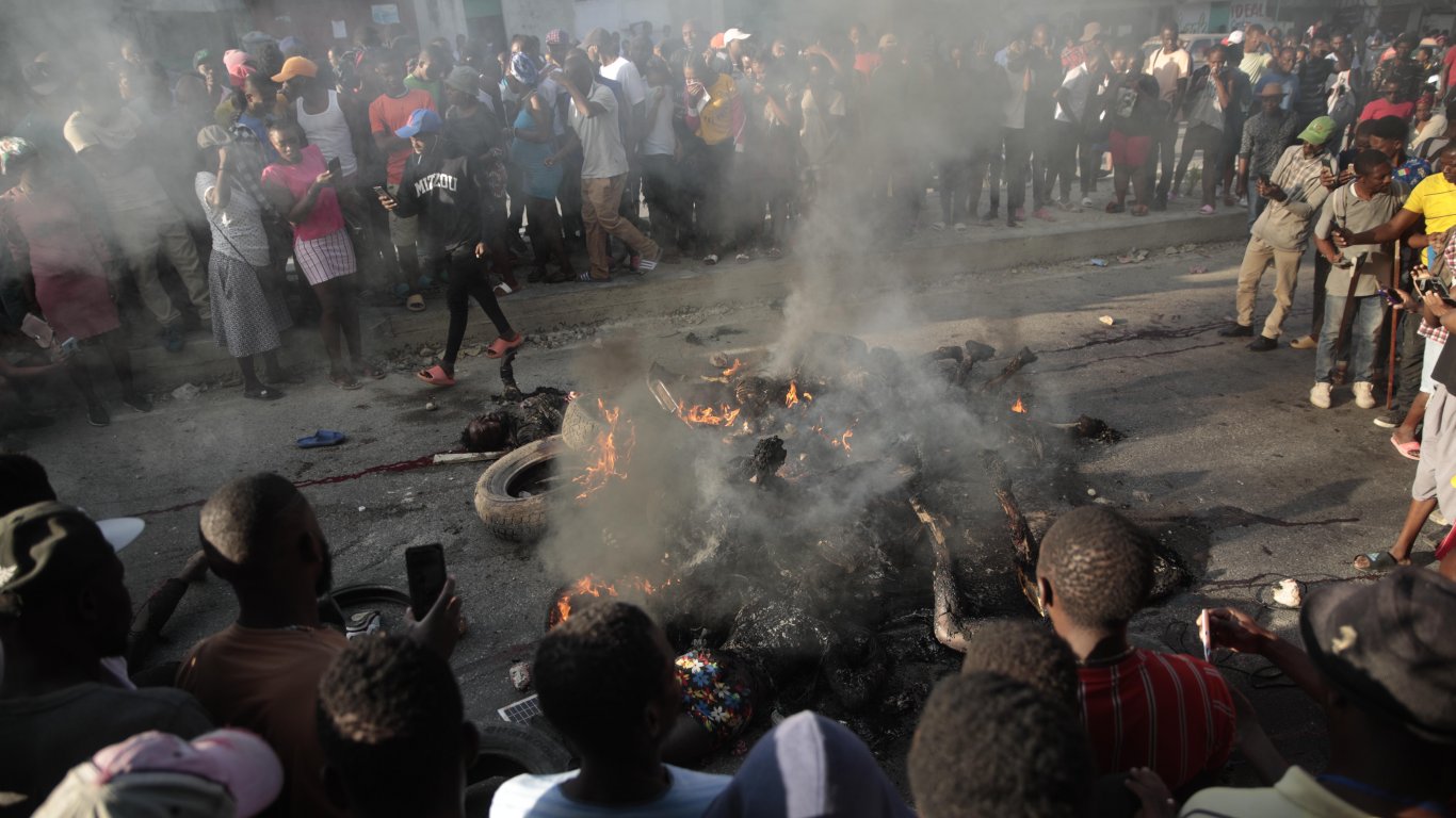 В Порт о Пренс линчуваха и изгориха телата на 9 бандити и техния главатар (18+)