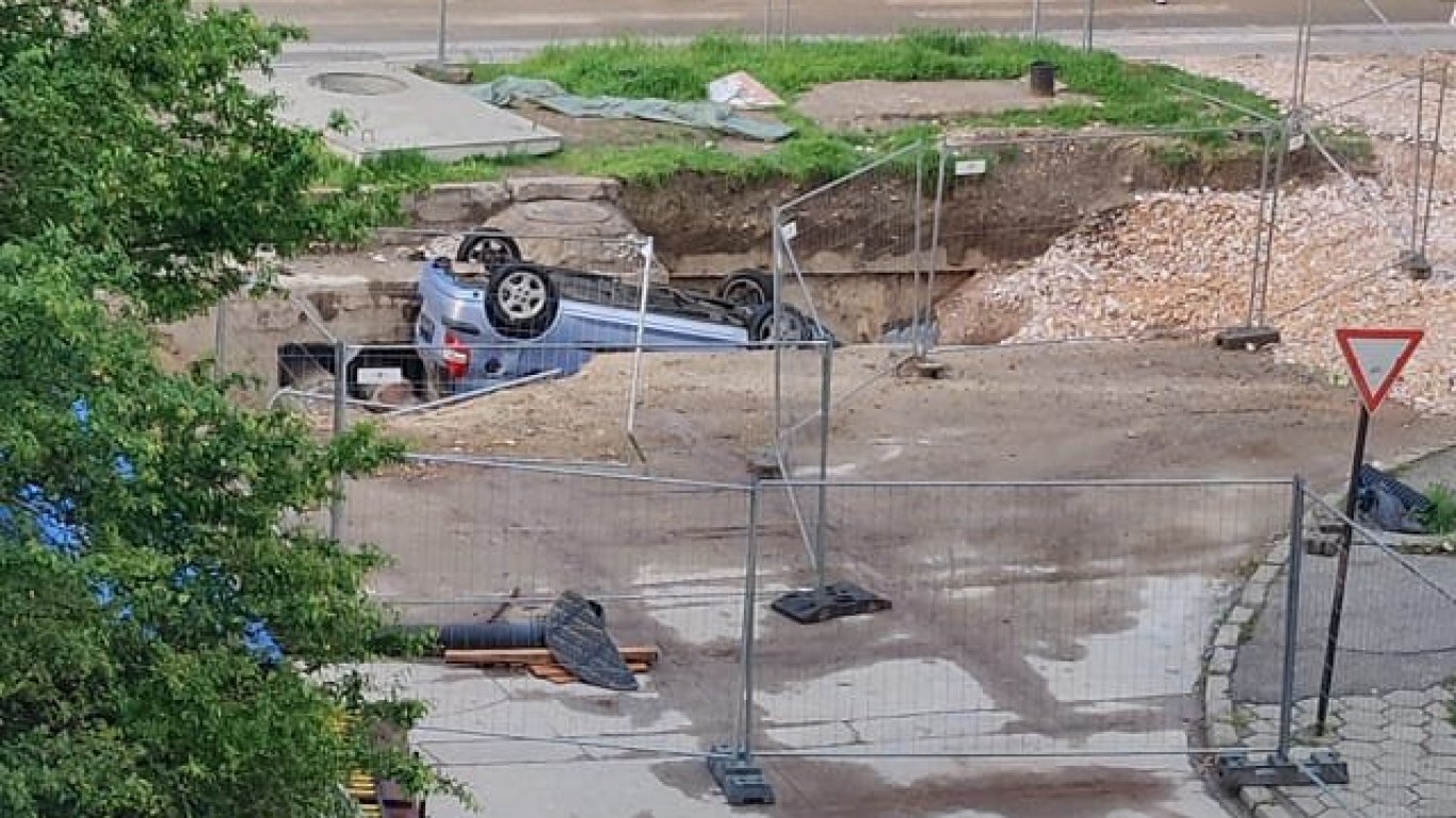 Пиян шофьор обърна по таван кола в изкоп на булевард в Пловдив