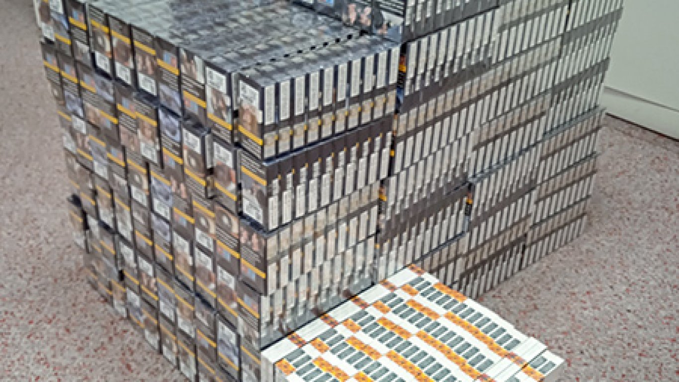 Пътничка счупи рекорд: Опита да изнесе 3200 кутии цигари в 4 куфара на летище Бургас