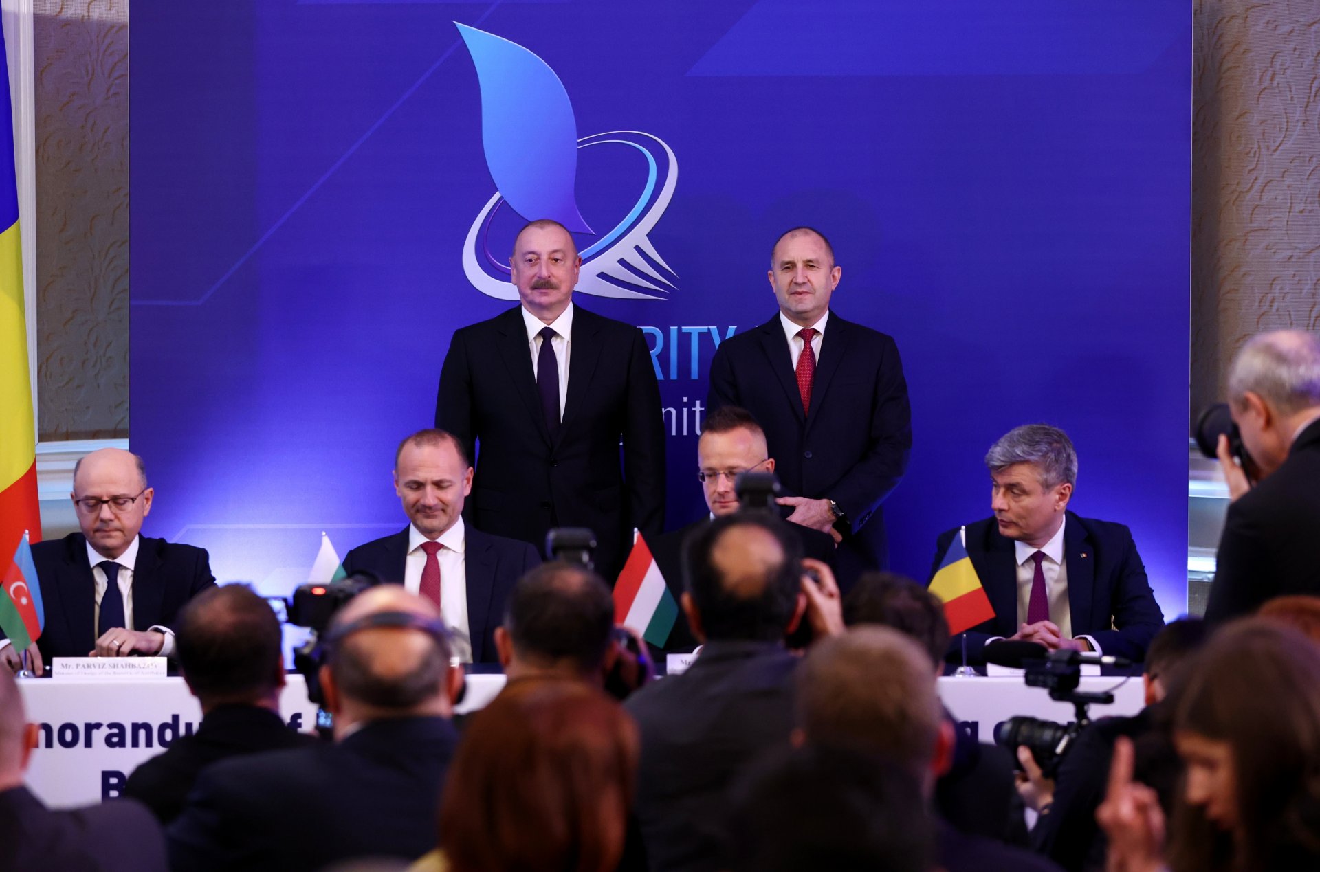 Румен Радев и Илхам Алиев (ляво) на подписването на Меморандум за разбирателство за насърчаване на сътрудничеството между операторите на газопреносните системи  на пет страни