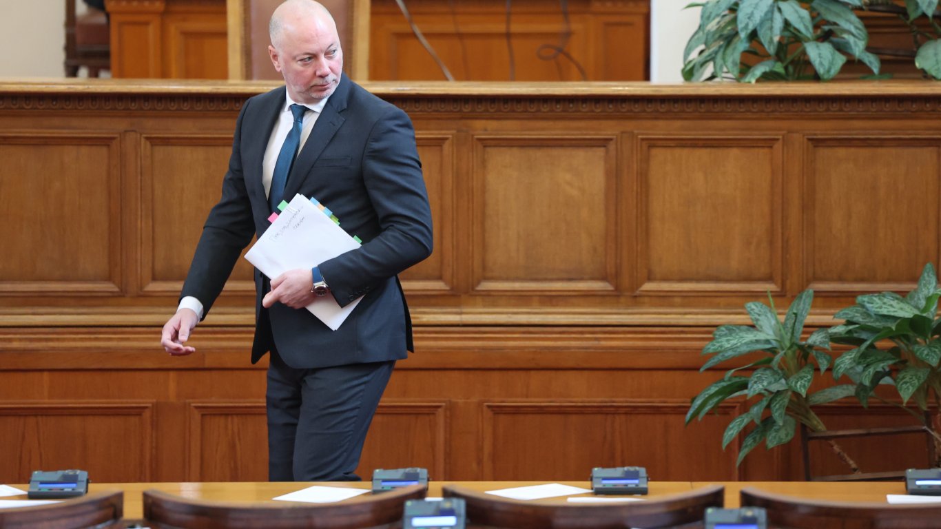 Росен Желязков ще гледа видеозаписа от скандала в НС, обеща санкции за провинилите се депутати