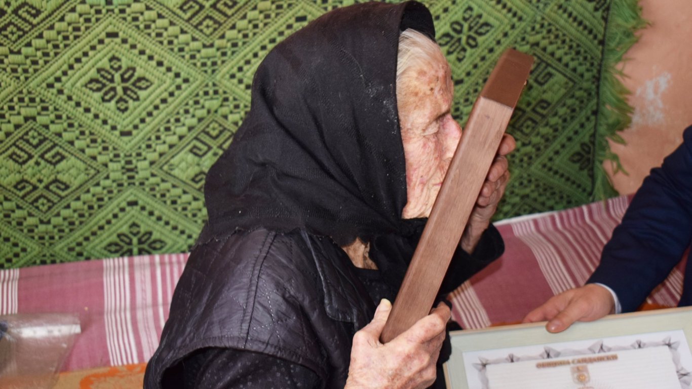 За 150 лева: Племенница преби 103-годишната баба Люба от Сандански