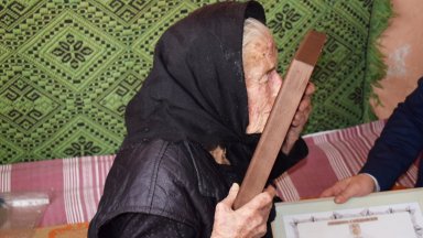 Пострадалата от юмруците на родственицата си е 103 годишната баба