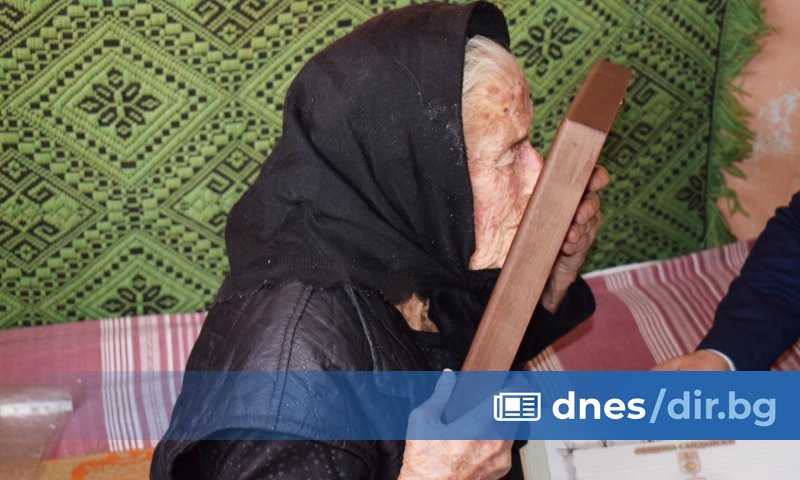 Пострадалата от юмруците на родственицата си е 103-годишната баба Люба