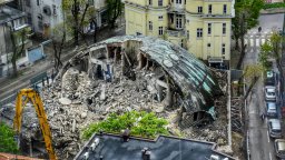Събарят емблематичната баня "Гъбата" във Варна (снимки)