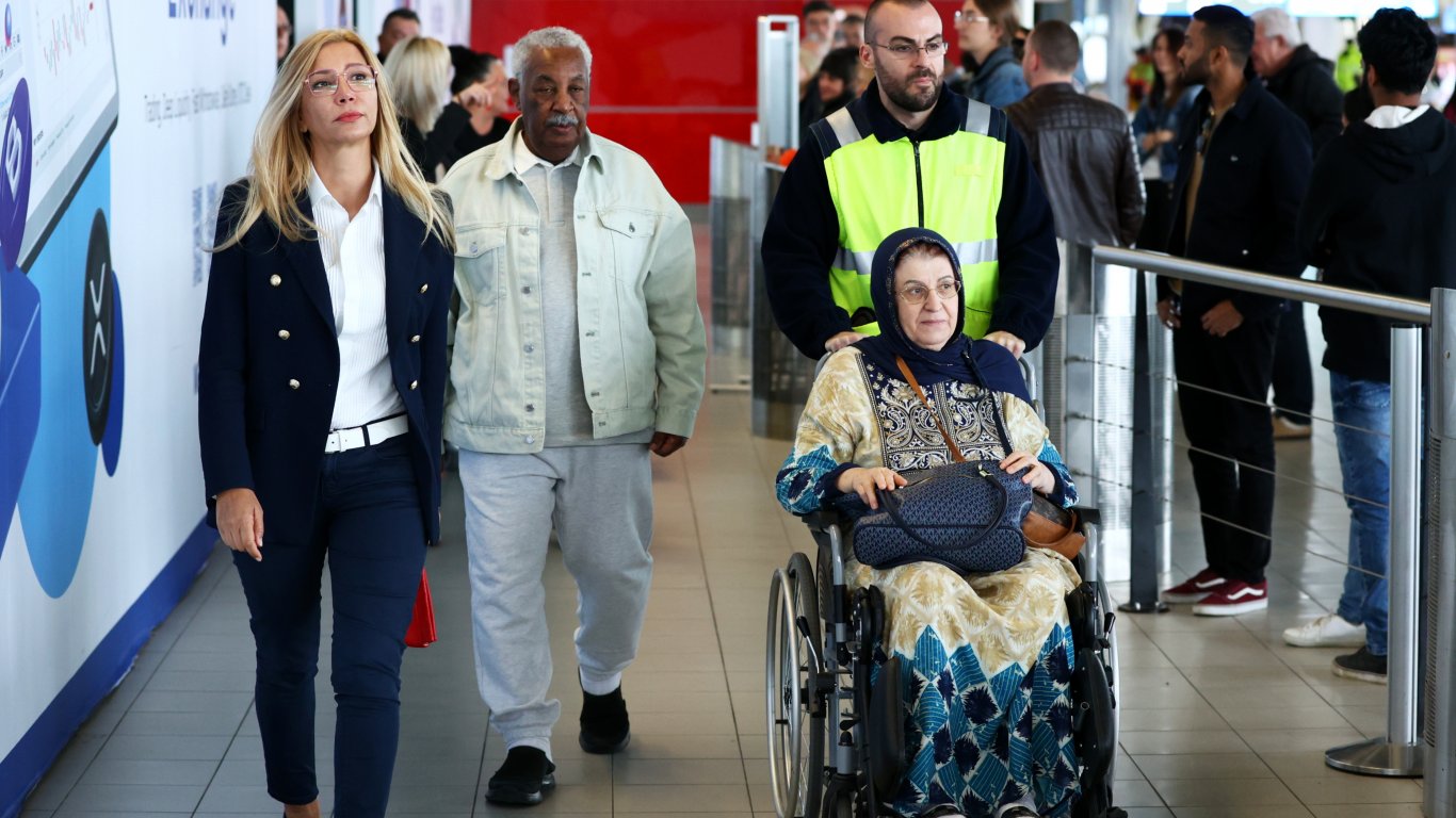 Първите трима българи, евакуирани от Судан, кацнаха на летище София (видео)