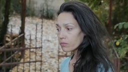 Откараха в психиатрия майката, чието първо бебе почина. Социалните взеха 3-годишния й син Буда