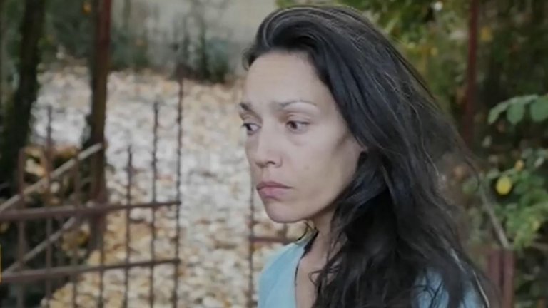 Откараха в психиатрия майката, чието първо бебе почина. Социалните взеха 3-годишния й син Буда