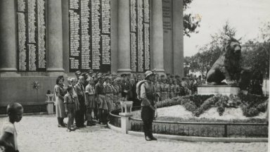 Разрушаването на паметника продължава няколко десетилетия и преминава през три