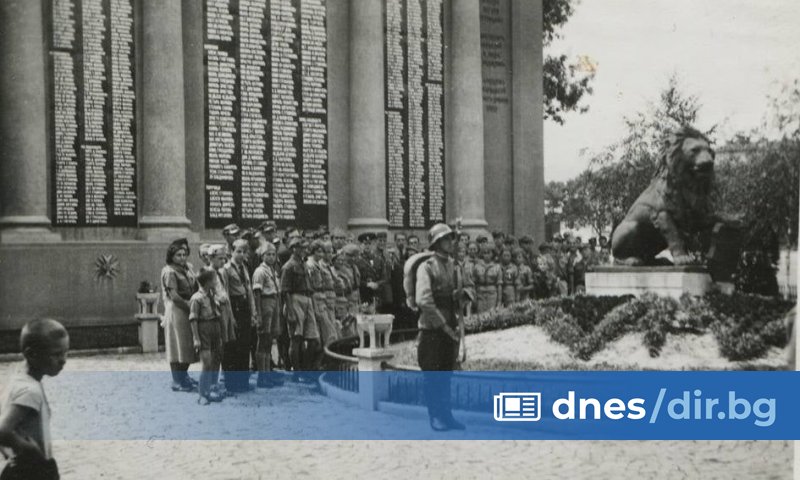 Разрушаването на паметника продължава няколко десетилетия и преминава през три