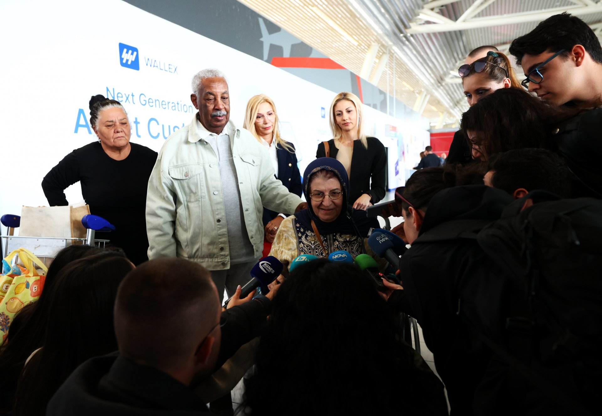 Посрещане в София на първите евакуирани българи от Судан 