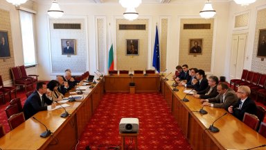 Въпреки че не е лидерска среща на нея дойдоха и