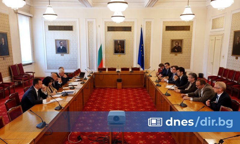 Въпреки че не е лидерска среща, на нея дойдоха и