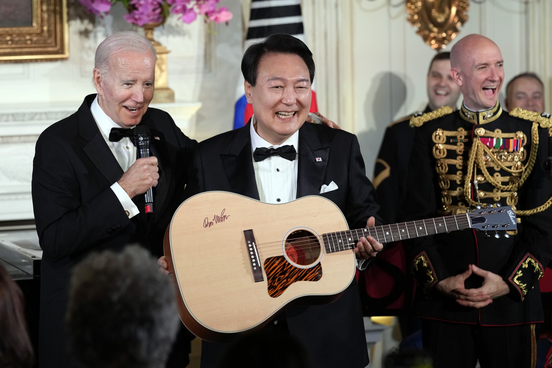 Президентът на Република Корея Юн Сук Йол се оказва, че умее да пее добре.