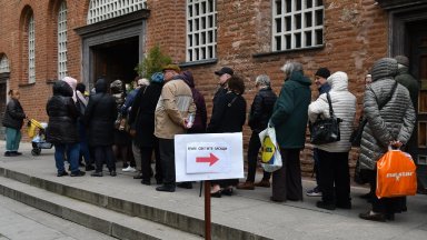 Още от рано сутринта опашката се изви през цялото пространство