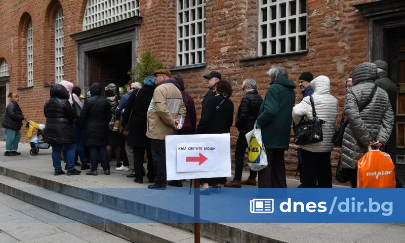 Още от рано сутринта опашката се изви през цялото пространство