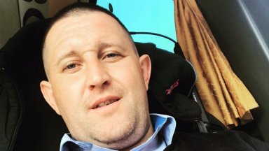 Човекът получава гърч по разказа на една от пътничките която