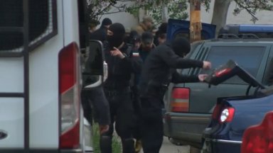 Криминално проявеният е арестуван минути преди 20 00 часа В жилището