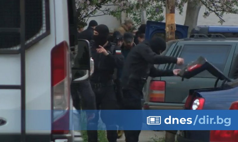 Криминално проявеният е арестуван минути преди 20:00 часа. В жилището