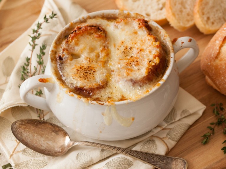 Френска лучена супа: Какви грешки може да допуснете при приготвянето ѝ