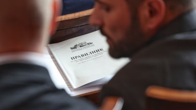 Повод за това дадоха предложенията на Петров за безплатни карти