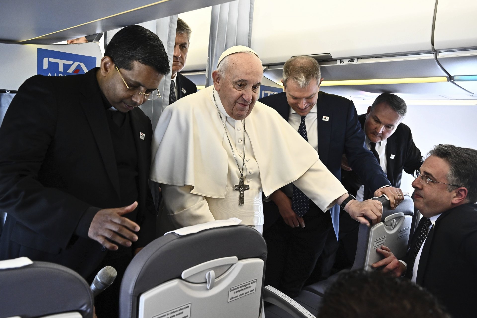 папата покани журналисти на самолета си