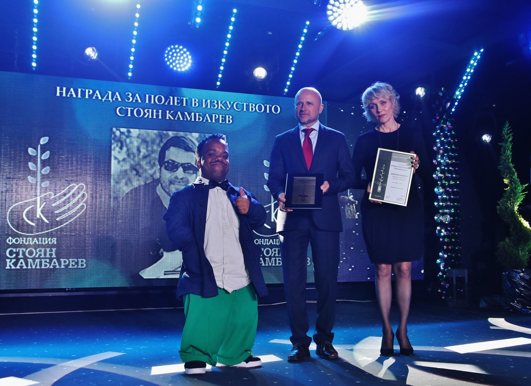 Победителят в категория "Визуално изкуство" Думисани Карамански получи специални призове от Емил Кайкамджозов - изпълнителен директор на лидера в морския транспорт "Бон Марин" и актрисата Койна Русева