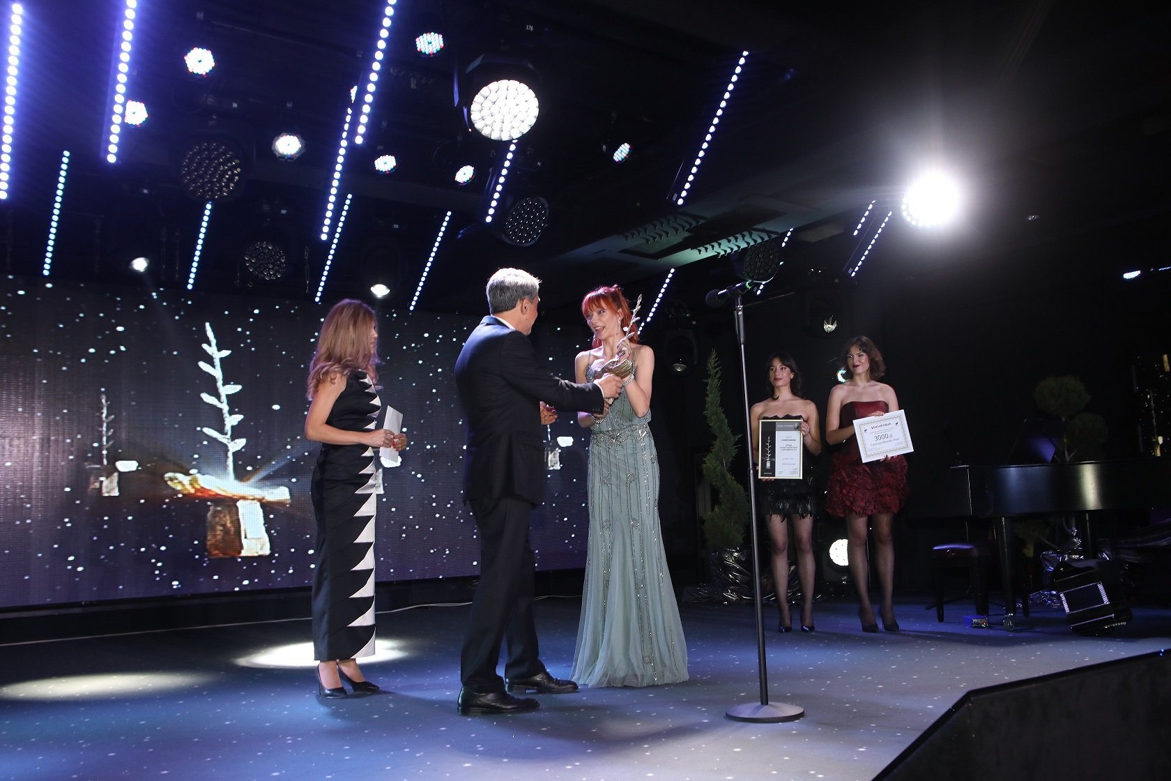 Президентът Росен Плевнелиев и съпругата Деси Банова връчват на актрисата Елеонора Иванова - Нори Наградата за Полет в Изкуството "Стоян Камбарев" 2023