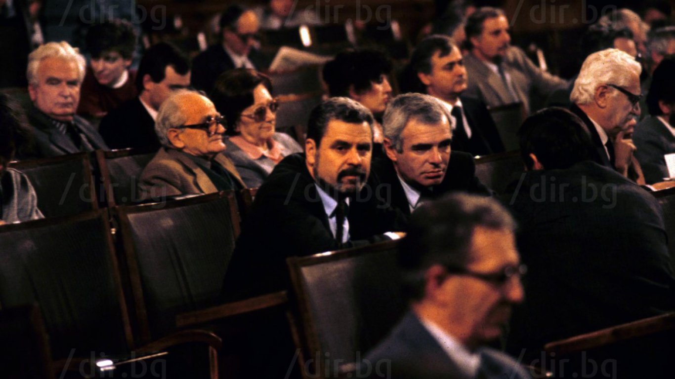 Един от министрите на СДС в кабинета - Иван Пушкаров, а зад него Валери Петров и Леда Милева