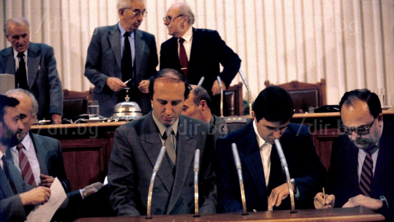 Тримата вицепремиери подписват клетвените листове - Томов, Луджев и Вълков, излъчени от трите политически сили, сформирали кабинета "Попов"