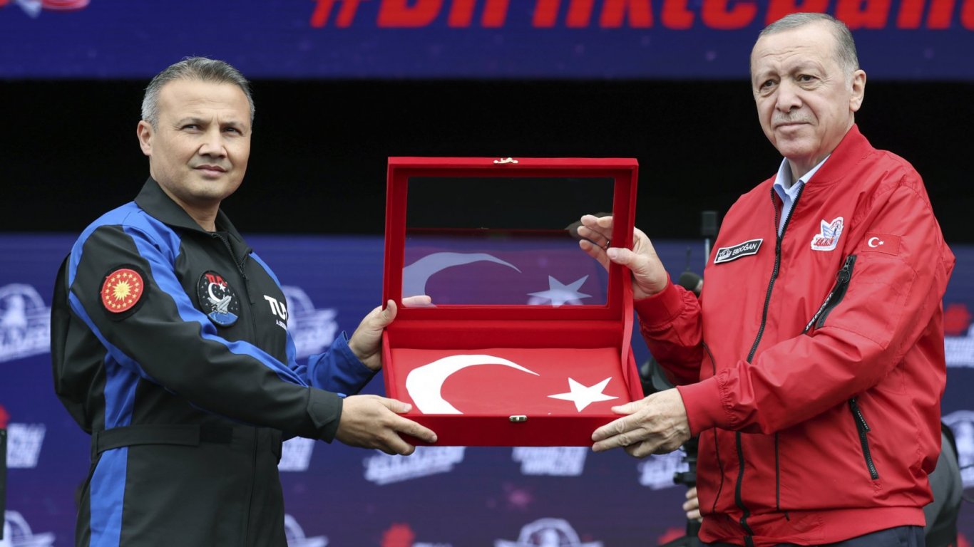 Ердоган лично представи първия турски космонавт и заместника му