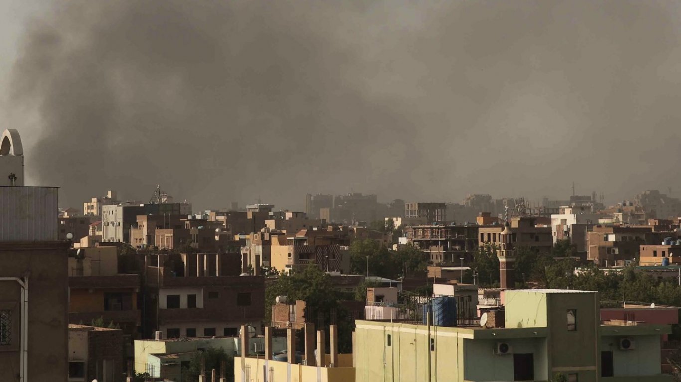 Хартум бе разтърсен от въздушни атаки и артилерийски обстрел, убитите вече са стотици
