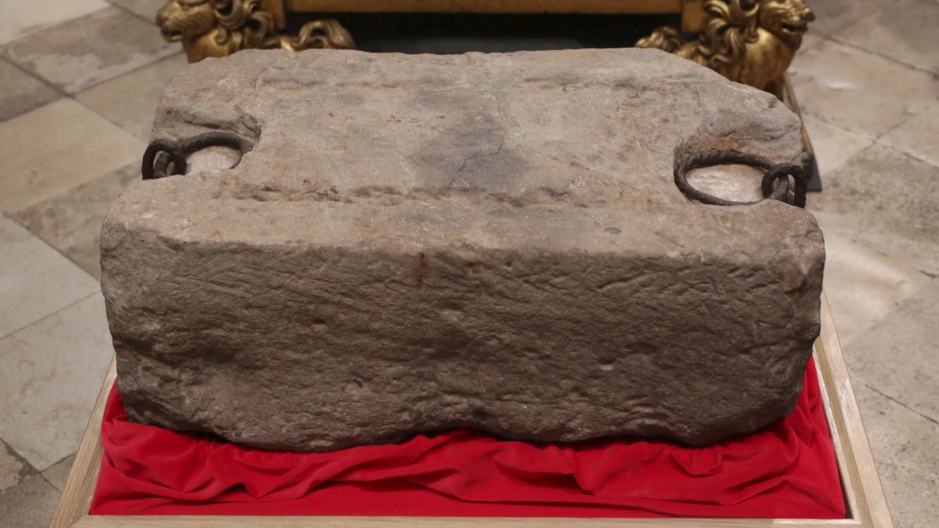 Древният "Камък от Скун" пристигна в Лондон за коронацията на Чарлз III (снимки)