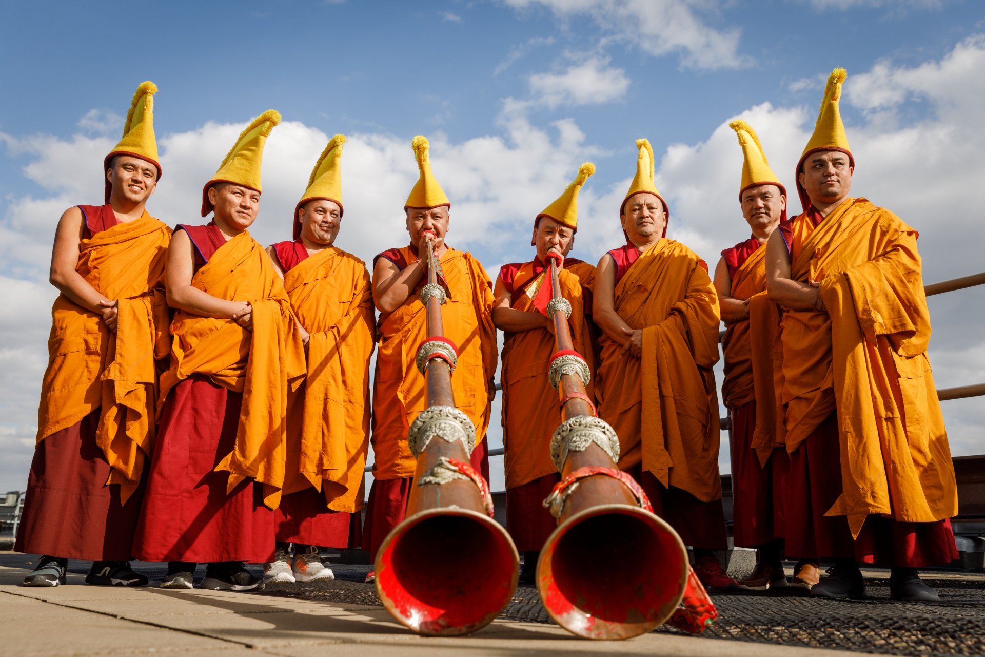 Монаси от Тибет позират преди участие в Лондон