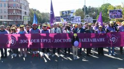 Синдикатите на шествие за 1 май, блокираха "Орлов мост" с искане за достойни заплати (снимки)