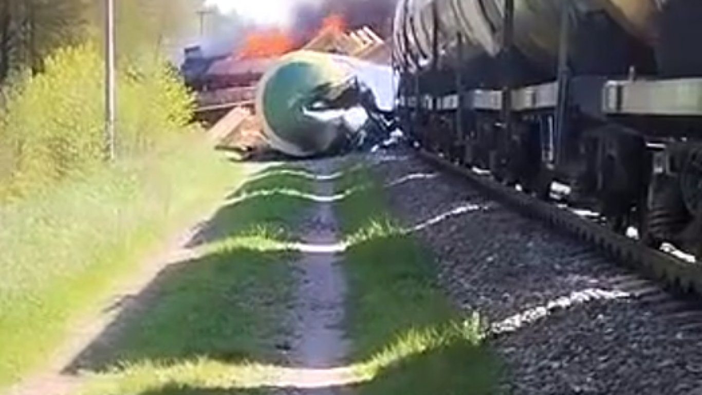 Експлозия в Брянска област до границата с Украйна, дерайлира и пламна товарен влак (видео)