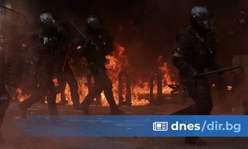 Най-малко 108 полицаи и жандармеристи са били ранени днес във