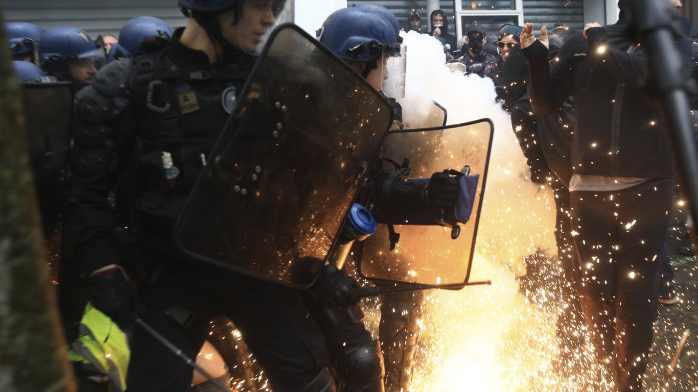 Газ, палежи и арести на 1 май във Франция, 108 полицаи са ранени в сблъсъците с демонстрантите