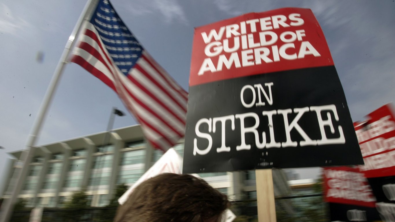 Холивудските сценаристи започват стачка след провал на преговорите за по-високи заплати
